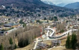 Vue aérienne du chantier de la piste de bobsleigh, luge et skeleton, des JO-2026 de Milan Cortina prise le 25 mars 2025