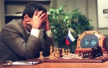 Garrry Kasparov lors d'une partie d'échecs contre l'algorithme Deep Blue d'IBM, le 10 mai 1997 à New York