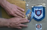 Des Argentins déposent des messages et objets en hommage au pape, le 21 avril 2025 à l'extérieur de la cathédrale de Buenos Aires