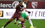 Le défenseur de Metz Mathieu Udol (g) à la lutte avec le milieu de Saint-Etienne Kevin Monnet-Paquet, le 25 octobre 2020 à Longeville-les-Metz  