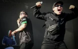 Les rappeurs Naoise O Caireallain (C) et Liam O'Hanna (d), également connu sous le nom de Mo Chara, du trio nord-irlandais Kneecap, sur la scène du festival Rock en Seine à Saint-Cloud, près de Paris, le 24 août 2025