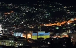 L'hôtel de ville de Sarajevo illuminé aux couleurs de l'Ukraine en signe de solidarité avec ce pays après son invasion par la Russie, le 24 février 2022