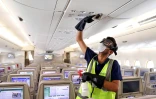Désinfection d'un avion de la compagnie Emirates