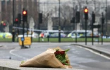 Un bouquer devant Westminster en hommage aux victimes de l'attentat meurtrier, le 23 mars 2017 à Londres