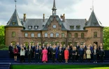 Les ministres des affaires étrangères de l'Otan réunis autour du secrétaite général de l'Otan Mark Rutte, au centre, près de du roi Carl Gustaf de Suède, de la reine Silvia et du Premier ministre suédois Ulf Kristersson, à Helsingborg, en Suède, le 21 mai 2026