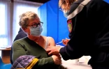 Une habitante de l'île d'Hoëdic, dans le Morbihan, est vaccinée le 29 janvier 2021 contre le Covid-19