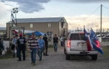 Des manifestants à Quemado, au Texas, à la frontière avec le Mexique, protestant contre l'afflux de migrants, le 2 février 2024