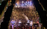 Le forces de police dispersent des casseurs avec des canons à eau sur les Champs-Elysées, après la finale du Mondial, le 15 juillet 2018