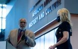 La Première dame Jill
Biden et le directeur de la Smithsonian Institution Lonnie Bunch, au Musée national de l'histoire et de la culture afro-américaines le 14 mai 2021 à Washington