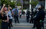 Manifestants et police face à face à Los Angeles le 27 mai 2020, après la mort de George Floyd