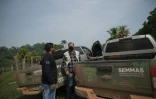 Sergio Benedetti (c) avec des collègues pendant une recherche de feux illégaux dans la forêt amazonienne à Sao Felix do Xingu, le 22 septembre 2021 au Brésil
