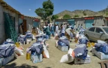 Des bénévoles distribuent de l'aide aux victimes d'un séisme, le 24 juin 2022 dans la province de Paktika, en Afghanistan
