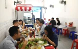 Des clients déjeunent au restaurant "Baba", le 7 septembre 2020 à Ho Chi Minh-Ville, au Vietnam