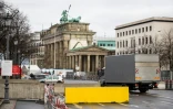 Installation de barrage autour de la porte de Brandebourg le 29 décembre 2016 à Berlin