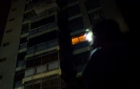 Vue d'un immeuble d'habitations lors d'une panne d'électricité massive à Caracas, le 9 mars 2019