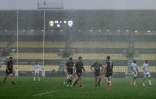 Les joueurs de La Rochelle et de Montpellier jouent sous une forte pluie, le 27 décembre 2020 à La Rochelle