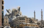 De la fumée s'élève après la destruction d'une tour par des frappes israéliennes dans la ville de Gaza, le 15 septembre 2025