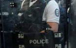 Un policier équipé d'un bouclier lors d'une manifestation de "gilets jaunes" à Paris le 20 avril 2019