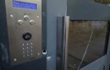 Un impact de balle dans la porte d'entrée d'un immeuble, lieu d'une fusillade qui a tué un adolescent de 13 ans, le 15 mai 2026 à Nantes, en Loire-Atlantique