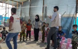Des membres de l'Unicef organisent un atelier pour des enfants du camp pour déplacés de Jadaa (Irak), le 11 mai 2022