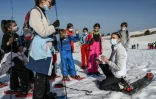 Leçon de raquette le long des pistes de la montagne du Semnoz dans le massif des Bauges près d'Annecyen Haute-Savoie, le 26 février 2021