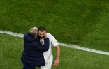 Le sélectionneur de l'équipe de France Didier Deschamps (g) félicite son attaquant Karim Benzema à l'issue de la demi-finale de la Ligue des nations 2021 face à la Belgique à Turin, le 7 octobre 2021