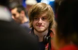 Le joueur de poker britannique Charlie Caroll lors d'un tournoi au casino Grosvenor Victoria à Londres, le 26 novembre 2015
