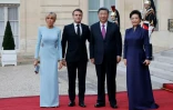 Le président français Emmanuel Macron (2e à g), son épouse Brigitte Macron (g), le président chinois Xi Jinping (2e à d) et son épouse Peng Liyuan (d) posent avant un dîner d'Etat officiel au palais de l'Elysée à Paris, le 6 mai 2024