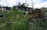 La carcasse d'un char russe dans le village ukrainien de Mala Rogan, proche de la frontière russe et théâtre de combats acharnés, le 28 juillet 2022