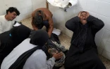 Photo d'archive de Palestiniens pleurant près du corps d'un proche à Deir al-Balah, dans le centre de la bande de Gaza, le 28 mars 2024