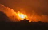 Vue sur la bande de Gaza depuis l ville israélienne de Sdérot montrant des nuages de fumée et des flammes après un bombardement israélien, le 5 novembre 2023