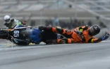 La Yamaha N°65 de l'Allemand Daniel Rubin chute lors des 24 Heures motos, au Mans, le 19 avril 2025