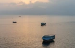 Des bateaux ancrés au large de la péninsule de Musandam, au nord d'Oman, près du détroit d'Ormuz, le 27 juin 2026