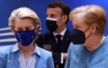 La présidente de la Commission européenne Ursula von der Leyen (g), le président français Emmanuel Macron (c) et la chancelière allemande Angela Merkel au sommet européen de Bruxelles, le 25 mai 2021