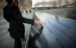 Janice Ryan pointe le nom de son ami décédé pendant le 11-Septembre, au World Trade Center