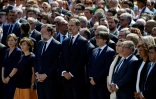 Le roi Felipe VI (4eG), le premier ministre Mariano Rajoy (3eD) et le président de Catalogne Carles Puigdemont (5eD) observent une minute de silence avec des milliers de personnes rassemblées place de Catalogne à Barcelone, le 18 août 2017 
