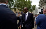 Kwasi Kwarteng (c), secrétaire britannique à l'Energie, pressenti pour être le nouveau ministre de l'Economie, le 5 septembre 2022 à Londres