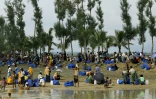 Des musulmans rohingyas réfugiés en provenance de l'État Rakhine en Birmanie se reposent près d'Ukhia à la frontière avec le Bangladesh, le 4 septembre 2017