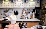 Une employée travaille sur les costumes du ballet "Le Rouge et le Noir" du chorégraphe français Pierre Lacotte dans l'atelier de couture de l'Opéra de Paris, le 2 avril 2021