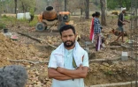 Umesh Sundam, dont le frère a été tué par les forces de sécurité après avoir été, à tort, qualifié d'insurgé, pose sur le site d'un grenier gouvernemental en construction à Dantewada, dans l'Etat de Chhattisgarh, le 31 mars 2026 en Inde