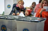 Des électrices votent vote lors de l'élection présidentielle et du référendum sur l'adhésion à l'Union européenne, le 20 octobre 2024 à Chisinau