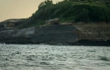 Une entaille est visible dans la falaise face à la plage de Miramar, sous le phare de Biarritz, le 25 juin 2026