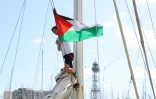 Un militant place un drapeau palestinien sur l'un des bateaux de la flotille d'aide humanitaire qui se prépare à partir pour Gaza depuis Barcelone, le 30 août 2025