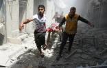 Des secours interviennent après des bombardements à Alep, en Syrie, le 29 avril 2016