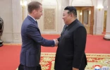 Le ministre russe des Ressources naturelles Alexander Kozlov (g) et le dirigeant nord-coréen Kim Jong Un à Pyongyang en Corée du Nord, le 18 novembre 2024