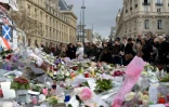 Des Parisiens se recueillent Place de la République à Paris, le 16 novembre 2015