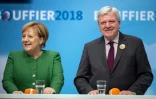 La chancelière allemagne Angela Merkel et le ministre-président sortant de la région de Hesse, Volker Bouffier (CDU), lors d'un meeting le 25 octobre 2018 à Fulda
