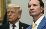 Le président américain Donald Trump (g) et le gouverneur de Louisiane, Jeff Landry, à la Maison Blanche, le 24 mars 2025 à Washington