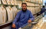 Ahmad Shekeb Mushfiqi, vice-président de l'association des bijoutiers de Kandahar, dans sa boutique près du vieux bazar, le 25 août 2024 en Afghanistan