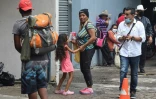 La Cubaine Diana Guzman et sa petite-fille Brianna, dans une rue de Comayaguela, le 15 juin 2022 au Honduras
